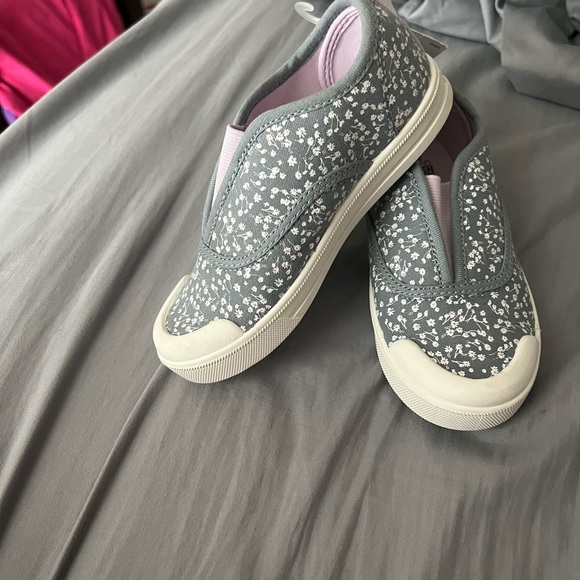 New Oshkosh floral print slip on shoes - Picture 2 of 10